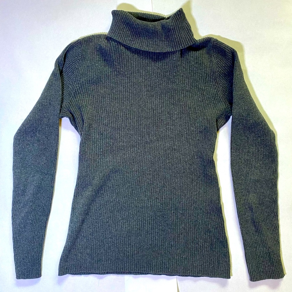 Stretchy fitting grey turtleneck